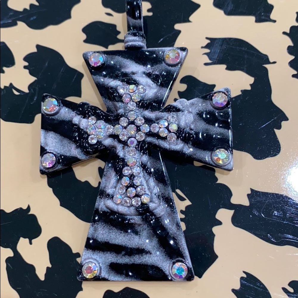 Large cross pendant